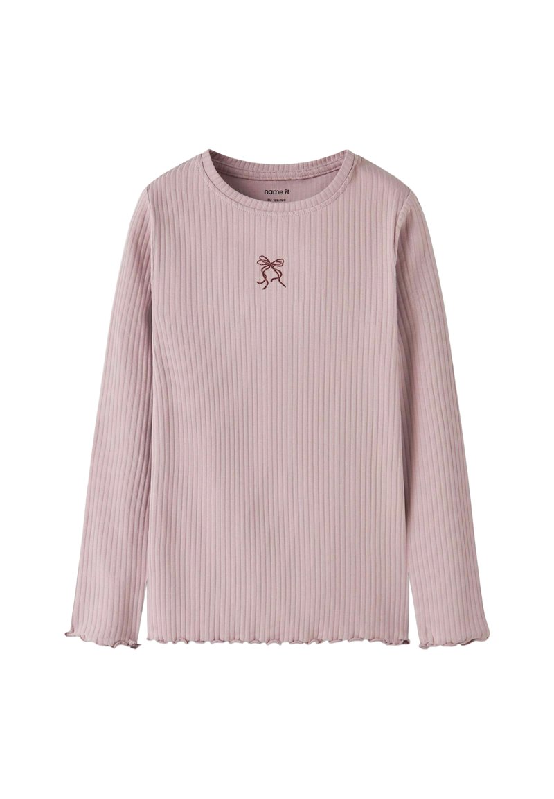 Langärmliges, hellrosa geripptes Oberteil mit rundem Ausschnitt und Volant-Saum, das ein kleines gesticktes Schleifendesign auf der Brust aufweist.