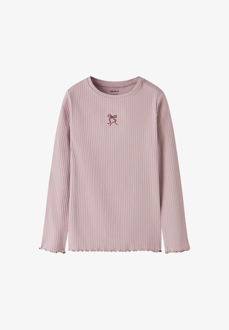 Langärmliges, hellrosa geripptes Oberteil mit rundem Ausschnitt und Volant-Saum, das ein kleines gesticktes Schleifendesign auf der Brust aufweist.