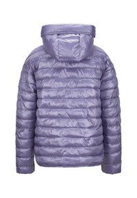 Lila Puffjacke mit horizontaler Steppung und angenommener Kapuze, von hinten auf einem weißen Hintergrund gezeigt.
