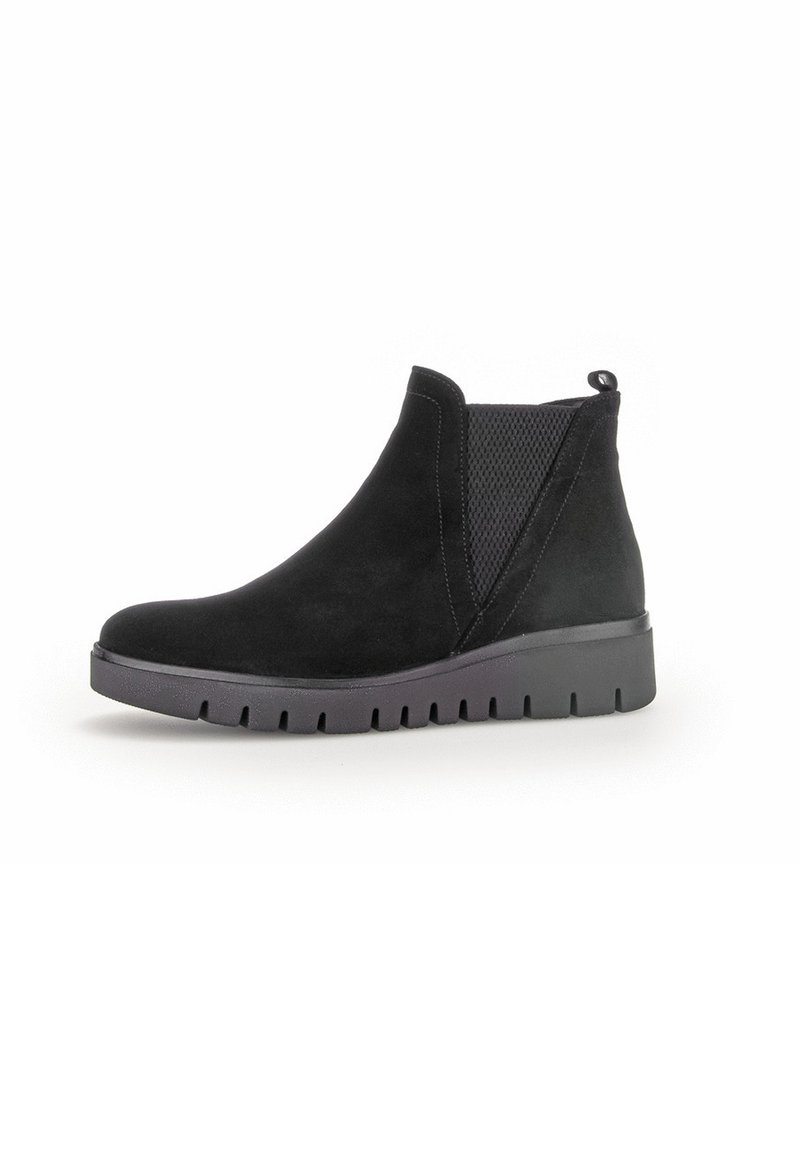 Bottines en suede noires avec panneau latéral élastique, languette à l'arrière et semelle épaisse crantée conçues pour un usage décontracté.