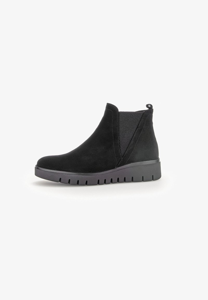 Bottines en suede noires avec panneau latéral élastique, languette à l'arrière et semelle épaisse crantée conçues pour un usage décontracté.