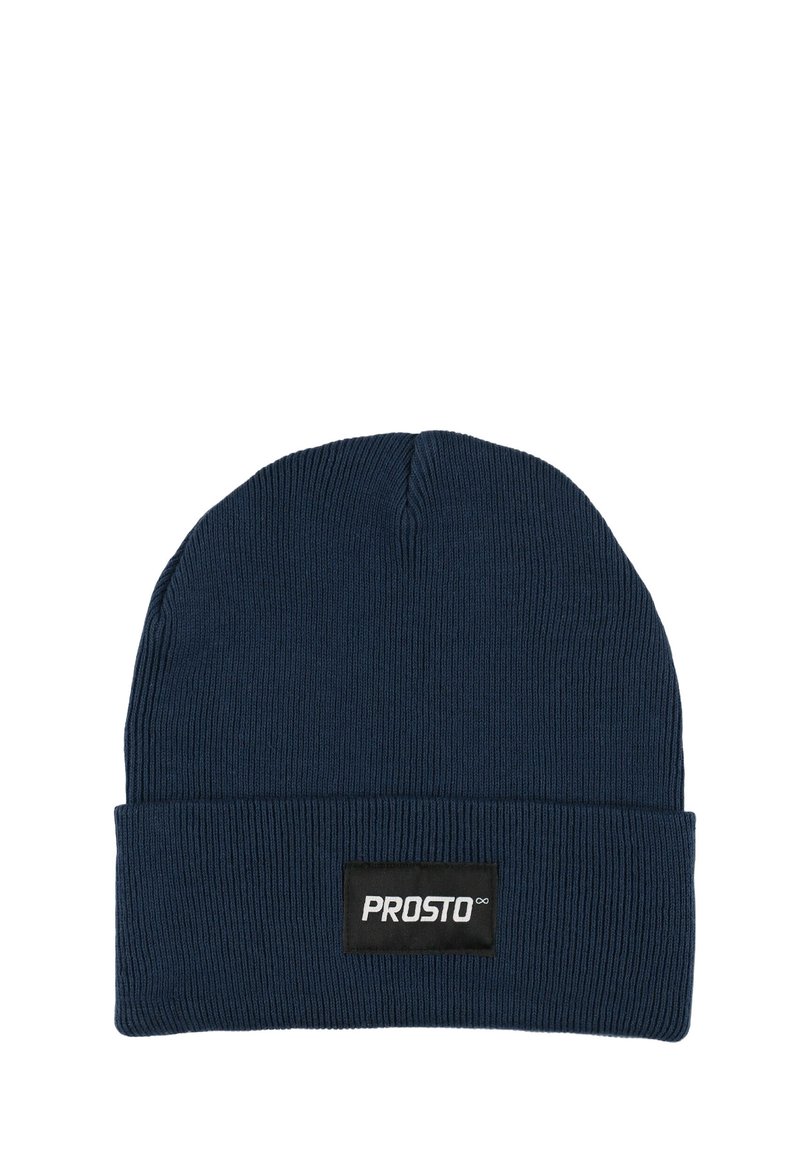 Granatowa prążkowana dziana czapka z wywiniętym mankietem i prostokątną czarną metką z białym napisem. Miękki, elastyczny materiał.