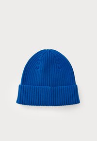 Blå stickad mössa med ribbad textur, som har en vikbar kant och en rundad topp. Tillverkad av mjukt, elastiskt material.