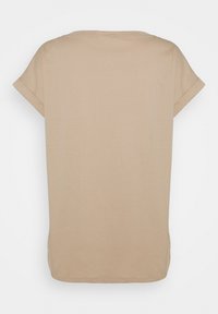 Haut beige à manches courtes, en tissu doux. Encolure ronde avec un ourlet légèrement arrondi. Design simple sans motifs ni embellissements.