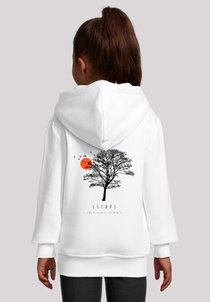 Weißer Kapuzenpullover mit einer schwarzen Baum-Silhouette, einer orangefarbenen Sonne und fliegenden Vögeln auf der Rückseite. Der Text lautet "ENTFLIEHEN UND DIE WELT ENTDECKEN."