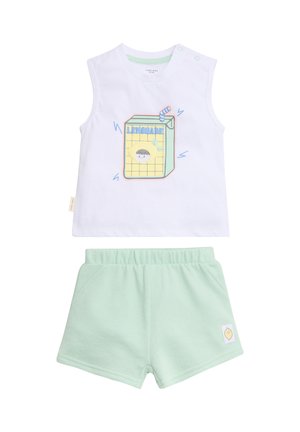 Top blanco sin mangas para niño pequeño con un gráfico de un cartón de limonada y pantalones cortos de cintura elástica verde claro con un pequeño parche de limón.