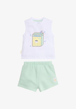 Top blanco sin mangas para niño pequeño con un gráfico de un cartón de limonada y pantalones cortos de cintura elástica verde claro con un pequeño parche de limón.