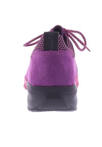 Paarse suede sportshoe met een zwarte mesh tong en roze accenten. Voorzien van een zwarte rubberen zool en bijpassende veters. Ontworpen voor comfort.