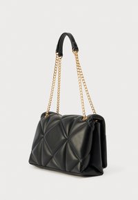 Bolso de mano de cuero sintético negro con diseño acolchado, con una correa de cadena dorada y una forma estructurada. Superficie elegante y texturizada.