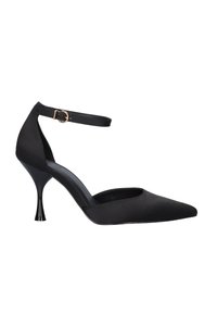 Pump de tacón alto de satén negro con punta afilada, tira al tobillo asegurada por una hebilla dorada y tacón de aguja curvado.