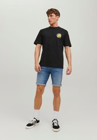 Jack & Jones JJIRICK JJICON SHORTS JJ 032 50SPS SN - Shorts di jeans - blue denim