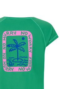 Grön kortärmad skjorta med en rosa grafik som föreställer en palm och nautiska element, accentuerad med blå text och en enkel design.