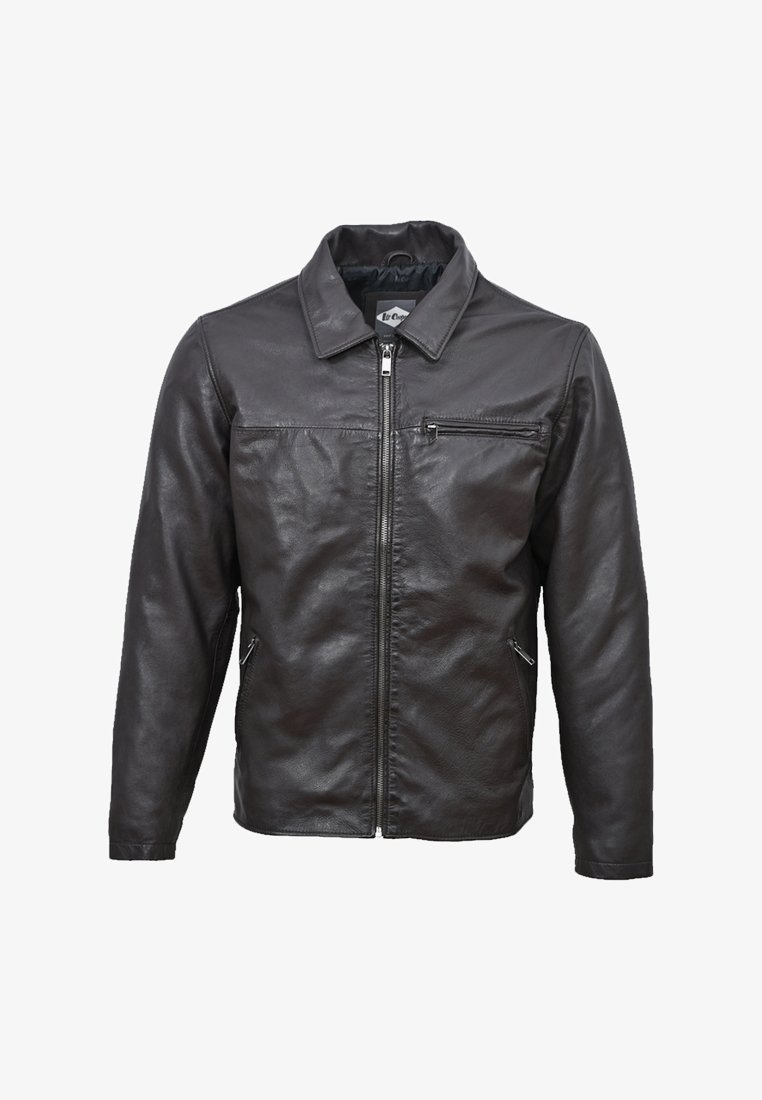 Chaqueta de cuero negra con cuello tipo solapa, cierre frontal con cremallera y dos bolsillos laterales con cremallera. Presenta un acabado suave y texturizado.