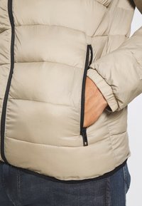Jack & Jones JJVINCENT PUFFER HOOD - Casaco leve - crockery