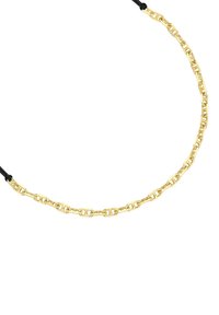 Auksinis vėrinys su pailgintais, stačiakampiais žiedais, pritvirtintais prie juodų virvių abiejuose galuose ant balto fondo.