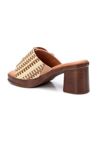 Sandalias de tacón marrón con un upper trenzado que presenta rayas beige y marrón oscuro, una correa ancha y un tacón de bloque texturizado.