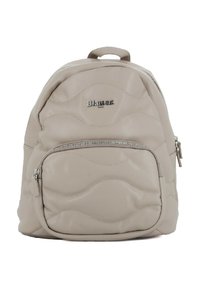 Zaino beige con una texture ondulata, tasca frontale con zip e logo lucido. Presenta spallacci regolabili e una maniglia per il trasporto superiore.