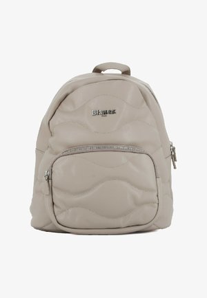 Zaino beige con una texture ondulata, tasca frontale con zip e logo lucido. Presenta spallacci regolabili e una maniglia per il trasporto superiore.