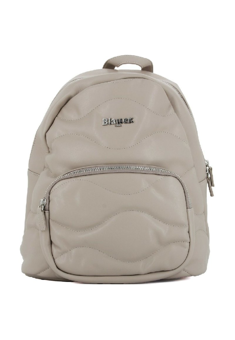 Zaino beige con una texture ondulata, tasca frontale con zip e logo lucido. Presenta spallacci regolabili e una maniglia per il trasporto superiore.