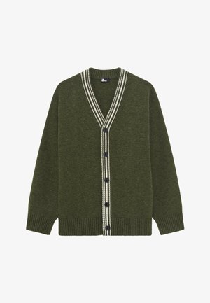 Grüne Strickjacke mit V-Ausschnitt, die weiße Streifenakzente am Kragen, schwarze Knöpfe sowie gerippte Bündchen und Saum aufweist.