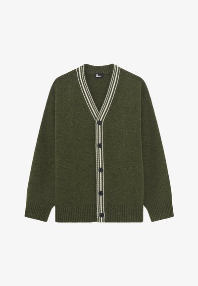 Cardigan lavorato a maglia verde con scollo a V, caratterizzato da dettagli a strisce bianche lungo il colletto, bottoni neri e polsini e orlo a coste.