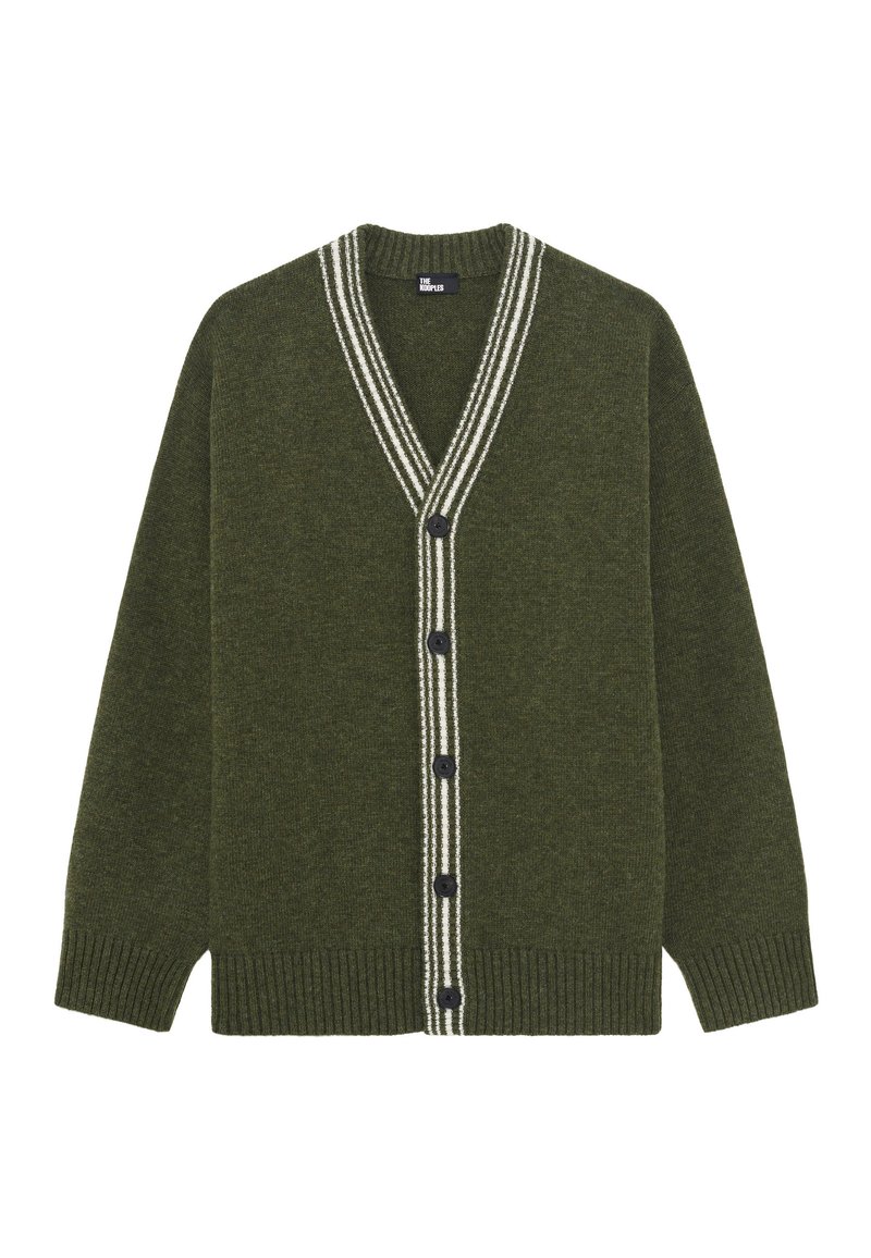 Cardigan en tricot vert avec décolleté en V, présentant des accents rayés blancs le long du col, des boutons noirs et des poignets et un ourlet côtelés.