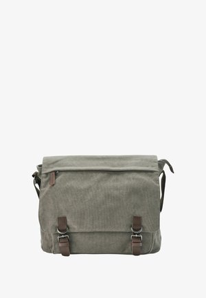Bolsa mensajera de tela gris con solapa, con detalles en cuero y dos hebillas metálicas. Correa de hombro ajustable y bolsillo frontal con cremallera.