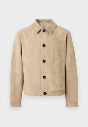 Μπεζ δερμάτινο σακάκι με γιακά, πέντε μαύρα κουμπιά μπροστά, δύο πλαϊνές τσέπες και περίγραμμα τσέπης στο στήθος.