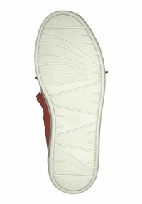 Zapato rojo con un upper texturizado y una suela de goma blanca. La suela presenta surcos y patrones para agarre.