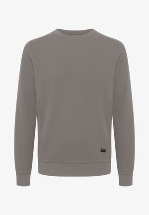 Hanorac gri cu guler rotund, dintr-un material tricotat texturat, cu mâneci lungi, cu manșete și tiv ribbed, și o etichetă mică cu marcă în partea stângă jos.