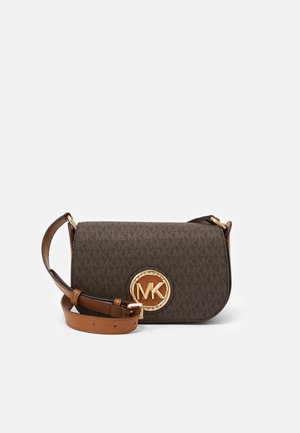 Sac bandoulière Michael Kors marron avec bandoulière en cuir ajustable et fermoir logo MK doré sur tissu à motifs.