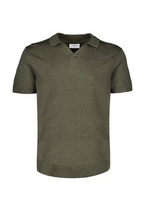 Kurzes, olivgrünes Polohemd aus Strick mit Kragen und V-Ausschnitt, auf weißem Hintergrund dargestellt.