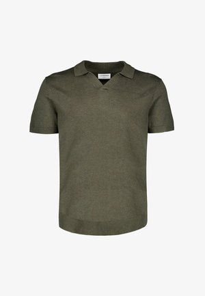 Kurzes, olivgrünes Polohemd aus Strick mit Kragen und V-Ausschnitt, auf weißem Hintergrund dargestellt.