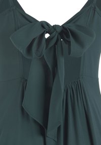 Dunkelgrüne Bluse mit einer gebundenen Schleifendetail am Ausschnitt, aus weichem Stoff, mit Falten und einem fließenden Design.
