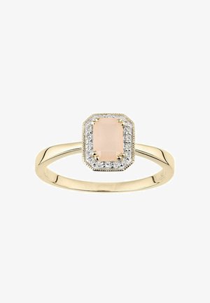 Anillo de oro con una piedra rectangular de color rosa pálido, rodeada por un halo de pequeñas piedras transparentes, sobre una delgada banda pulida.