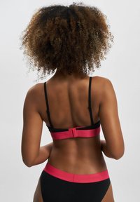 Calvin Klein Underwear LGHT LINED TRIANGLE EMBOSSED ICON COTTON - Sujetador sin aros - black pink splendor