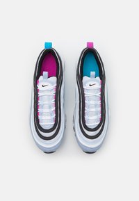 Bílé tenisky s černými a šedými akcenty, s růžovými a modrými detaily. Síťovina, kulatý špička a výrazný šněrovací systém.