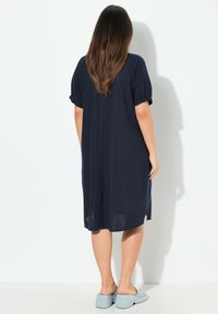 Ulla Popken SHORT SLEEVE V-NECK - Vardagsklänning - marine