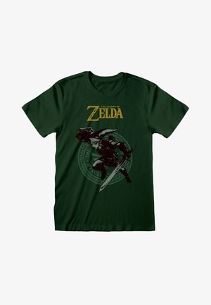 Tmavě zelené bavlněné tričko s černou grafikou postavy se šavlí a zlatým textem "The Legend of Zelda" nahoře.