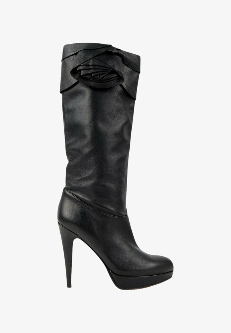 Botte noire en cuir à talon haut montant au genou avec revers plié et détail décoratif en forme de rose en haut.