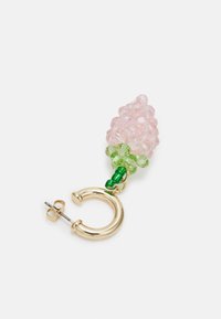Brinco de argola em tom dourado com um design de contas facetadas em rosa e verde, apresentando uma forma de cluster e superfície texturizada.