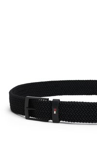 Cintura intrecciata nera con fibbia nera opaca e chiusura regolabile, dotata di un piccolo logo vicino alla fibbia. Materiale texture e flessibile.