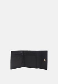 Portafoglio in pelle nera con finitura testurizzata, dotato di più scomparti per carte, chiusura a scatto e design minimalista.