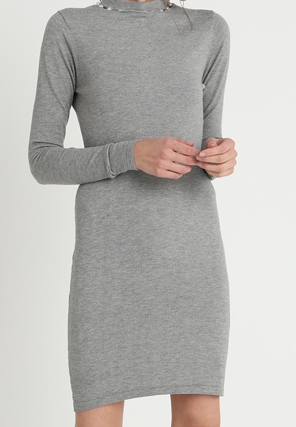 Abito grigio a maniche lunghe con collo alto. Realizzato in morbido tessuto elasticizzato, dalla silhouette aderente e dalla texture liscia.