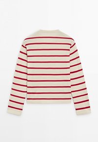 Kremowa koszula z długim rękawem, z równomiernie rozmieszczonymi poziomymi czerwonymi paskami, widziana od tyłu na białym tle.