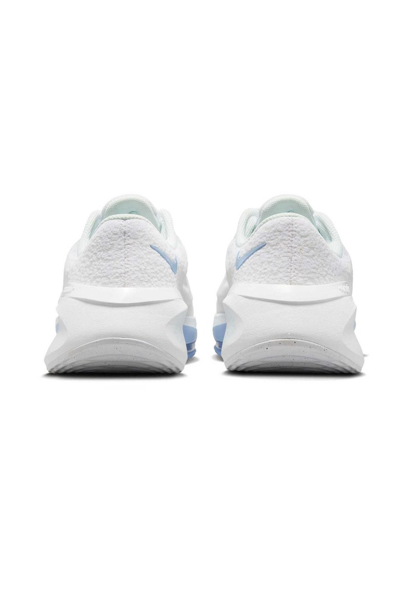 Scarpe da ginnastica bianche con materiale testurizzato, caratterizzate da accenti azzurri, una suola imbottita e un design posteriore arrotondato.