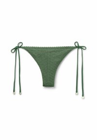 Grön virkade bikinitrosor med triangulär form, justerbara snören på varje sida och små metalliska detaljer i ändarna av snörena.