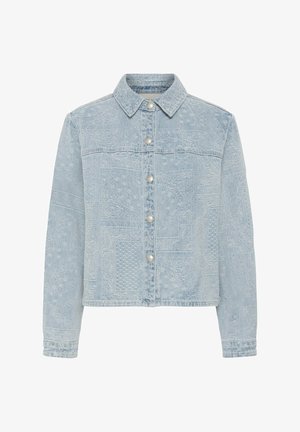 Svetlomodrá rifľová bunda s jemnou vzorovanou textúrou, zapínaním na gombíky vpredu, dlhými rukávmi a klasickým golierom.