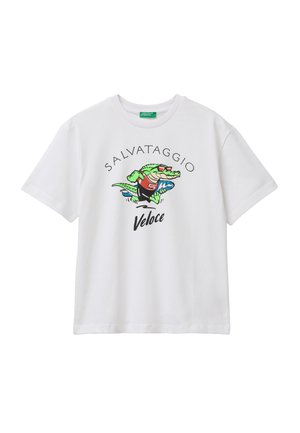 Weißes Kurzarm-T-Shirt mit einem cartoonartigen grünen Alligator mit Sonnenbrille, der ein Surfbrett hält, und dem Text „SALVATAGGIO Veloce“ auf der Vorderseite.