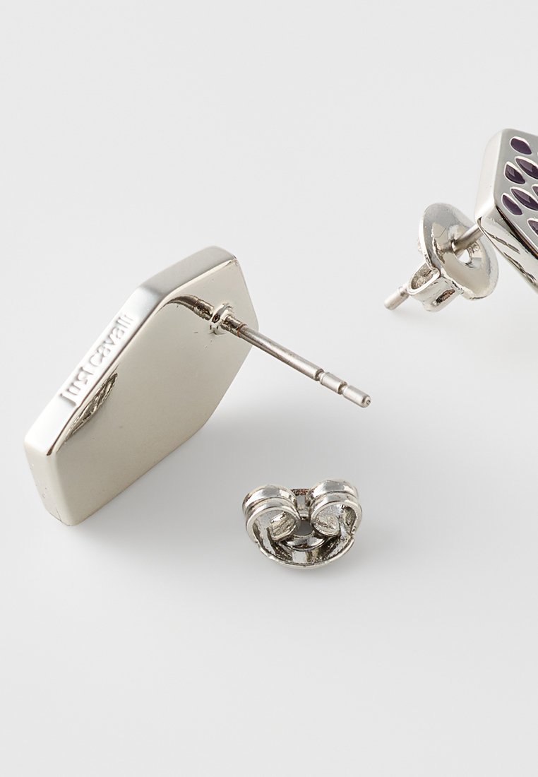 Srebrne kwadratowe kolczyki wkręcane z motylkowymi zapięciami, jeden kolczyk wygrawerowany z boku napisem "Inc. Cavalli".